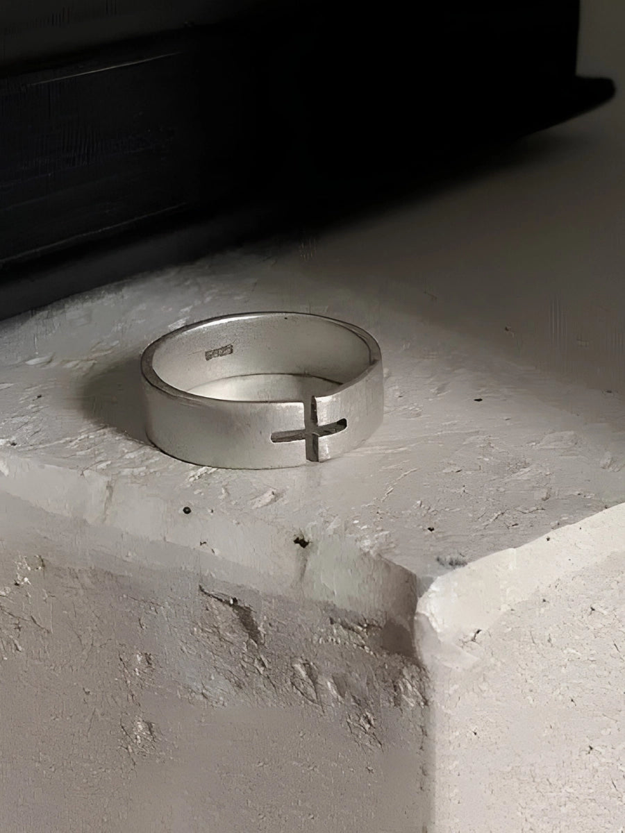 Minimalist Cross Ring